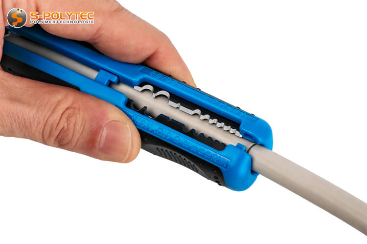 The stripping tool is suitable for stripping antenna cables and for stripping individual wires