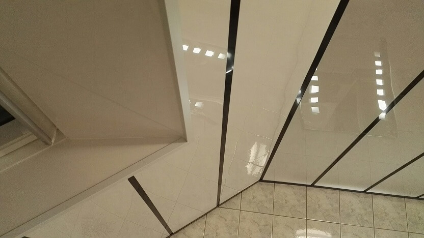 Bathroom ceiling in high gloss