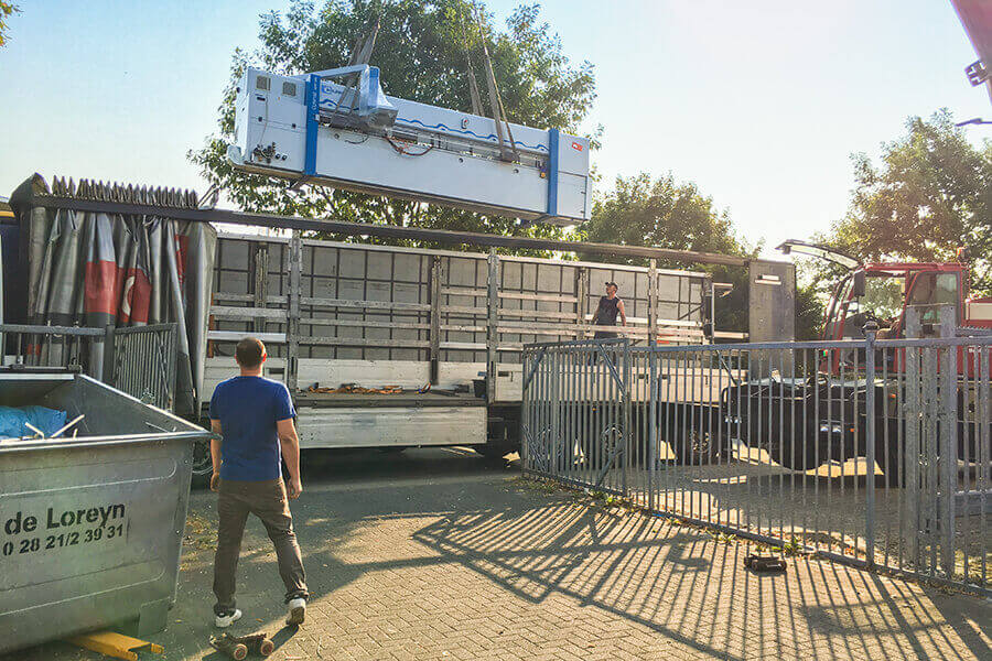 Unloading S-Polytec's new panel saw with a truck-mounted crane