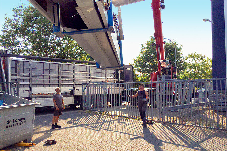 Unloading the new panel saw from S-Polytec