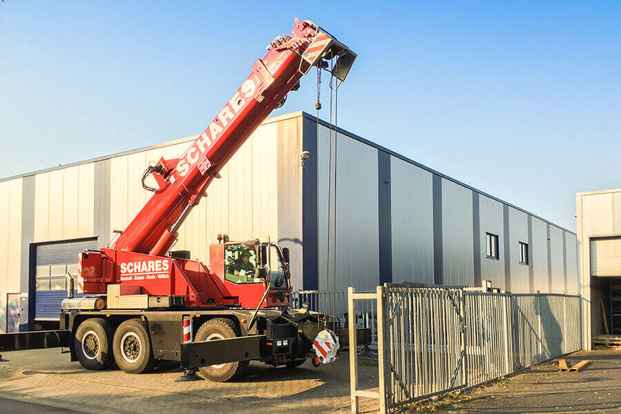 Truck-mounted crane for loading the new panel saw from S-Polytec