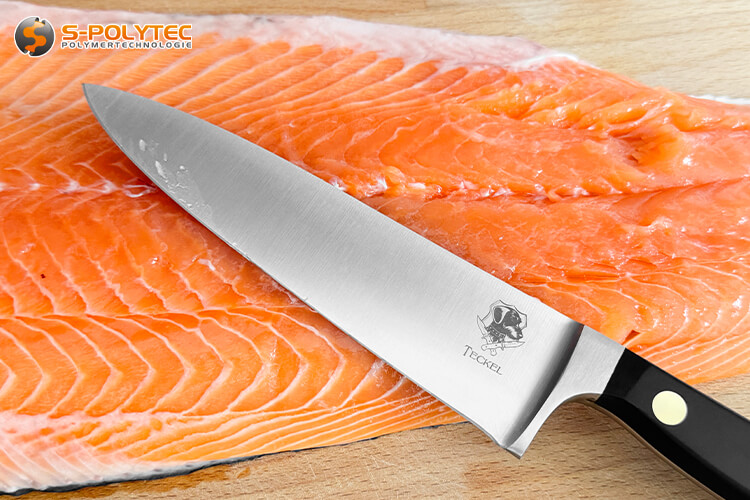 Cut the salmon fillet with the Teckel chef's knife