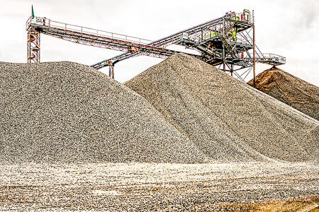 Milled perforated plastic plates in sorting plants of gravel works