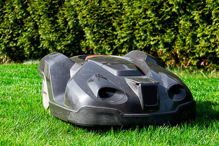 Using robotic lawnmowers without problems thanks to lawn-edge barriers with root barriers made of polyethylene