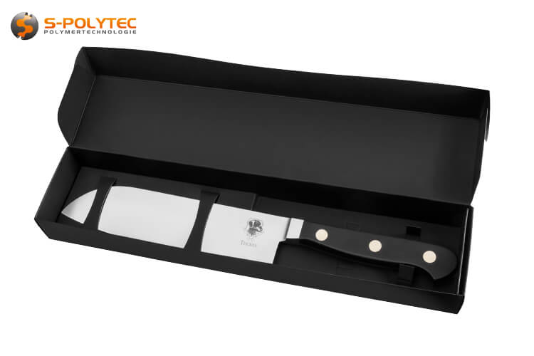 The Teckel Santoku knife in plastic-free packaging made of robust black cardboard