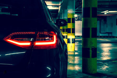 In an underground garage, a wall and ram protection is an effective protection for vehicles and walls.